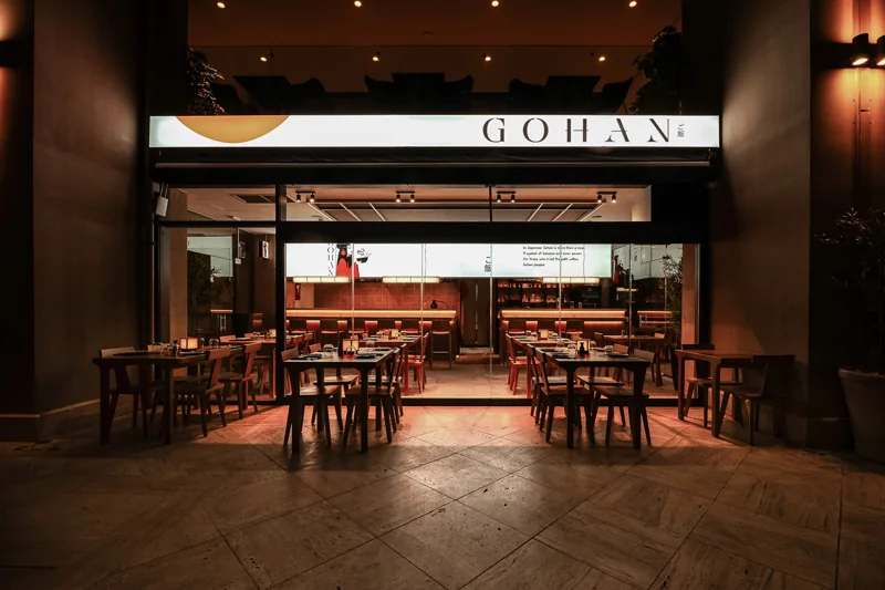 Η φωτισμένη είσοδος του Gohan Japanese Kitchen