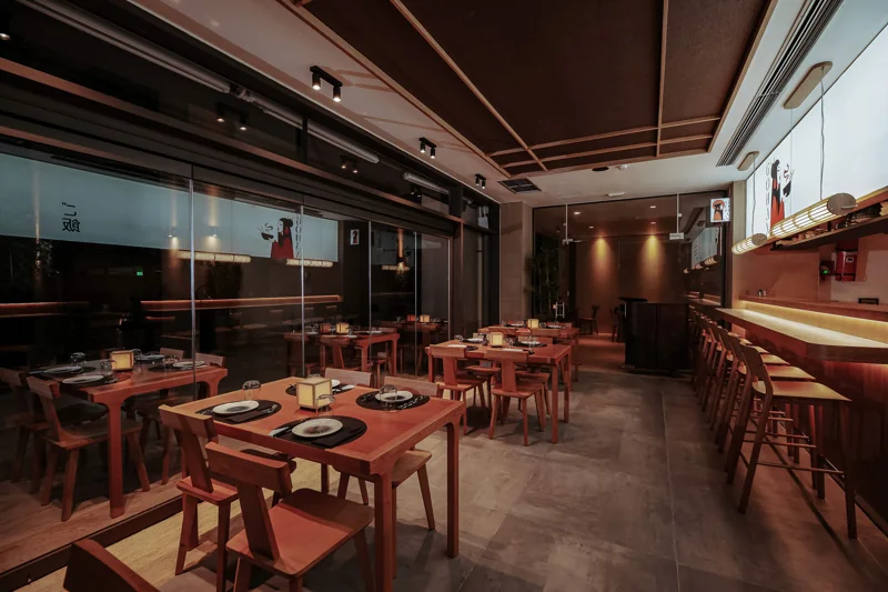 Το εσωτερικό του Gohan Japanese Kitchen με ζεστό φωτισμό